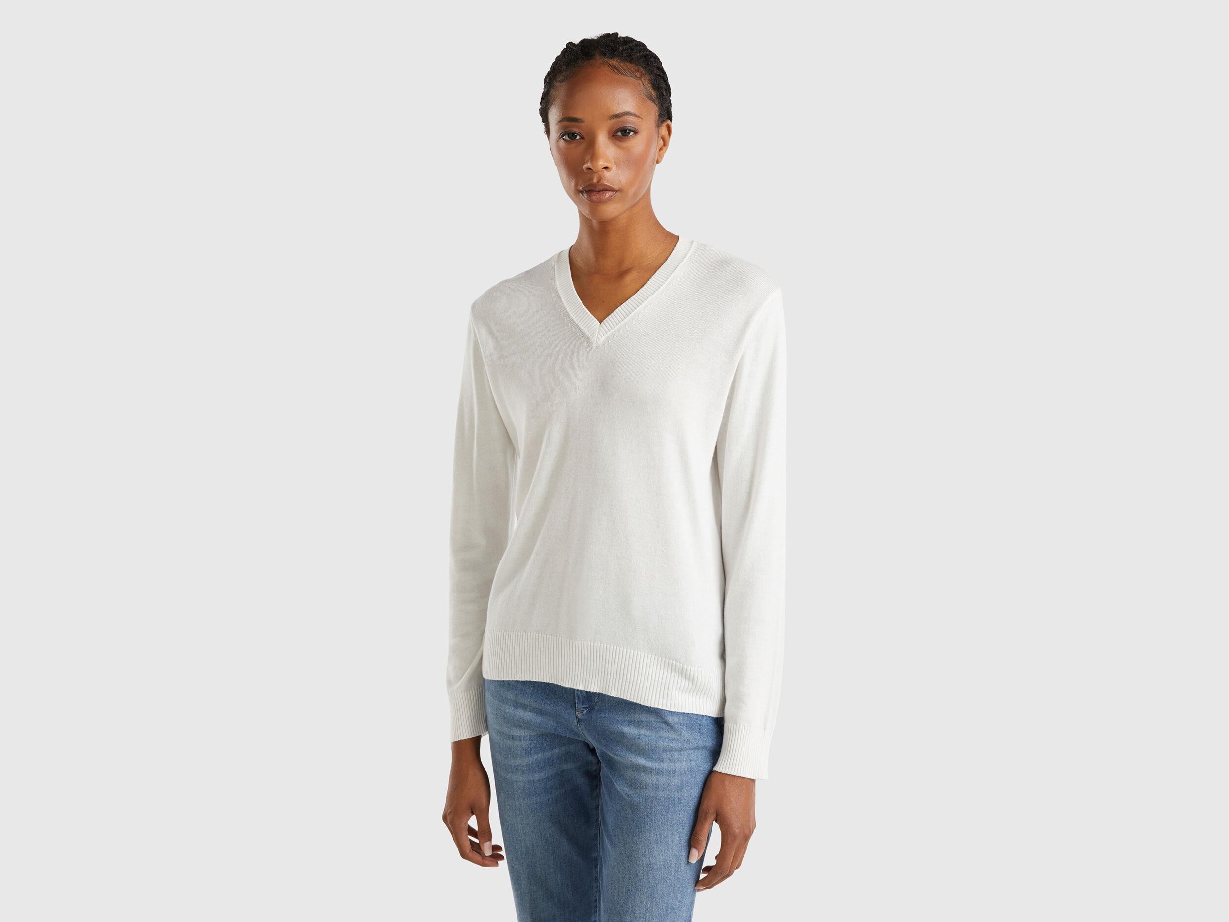 White t shirt under v neck sweater online