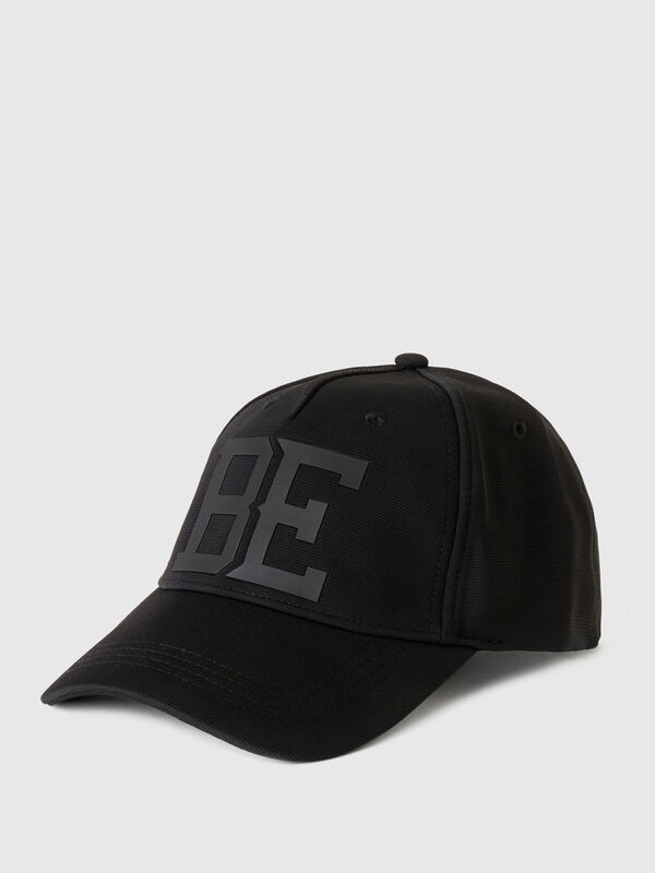 Black cap with "BE" print
