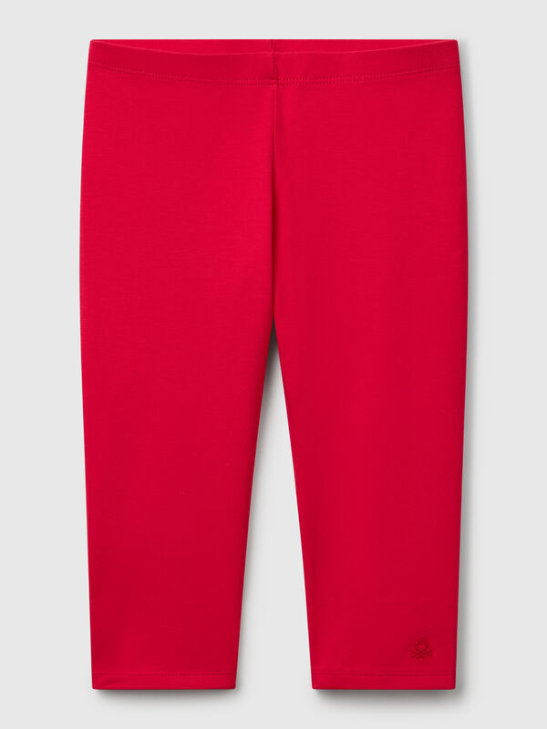 Leggings en algodón elástico con largo por encima de la rodilla. Logo bordado tono sobre tono en el bajo de la pierna. Cómodo y confortable, perfecto para jugar al aire libre durante el verano. Niña