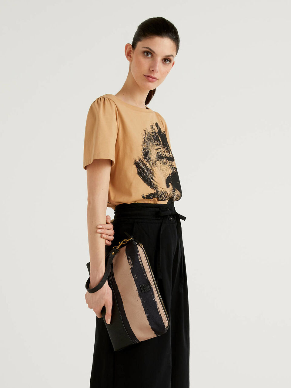 Canvas pouch image number 2