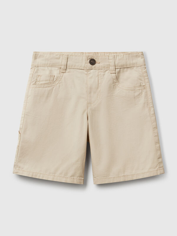 Pantalón corto en tejido ligero de puro algodón. Diseño de cinco bolsillos, cintura elástica interna ajustable, apertura con cremallera y botón. Cómodas y fáciles de combinar. Niño