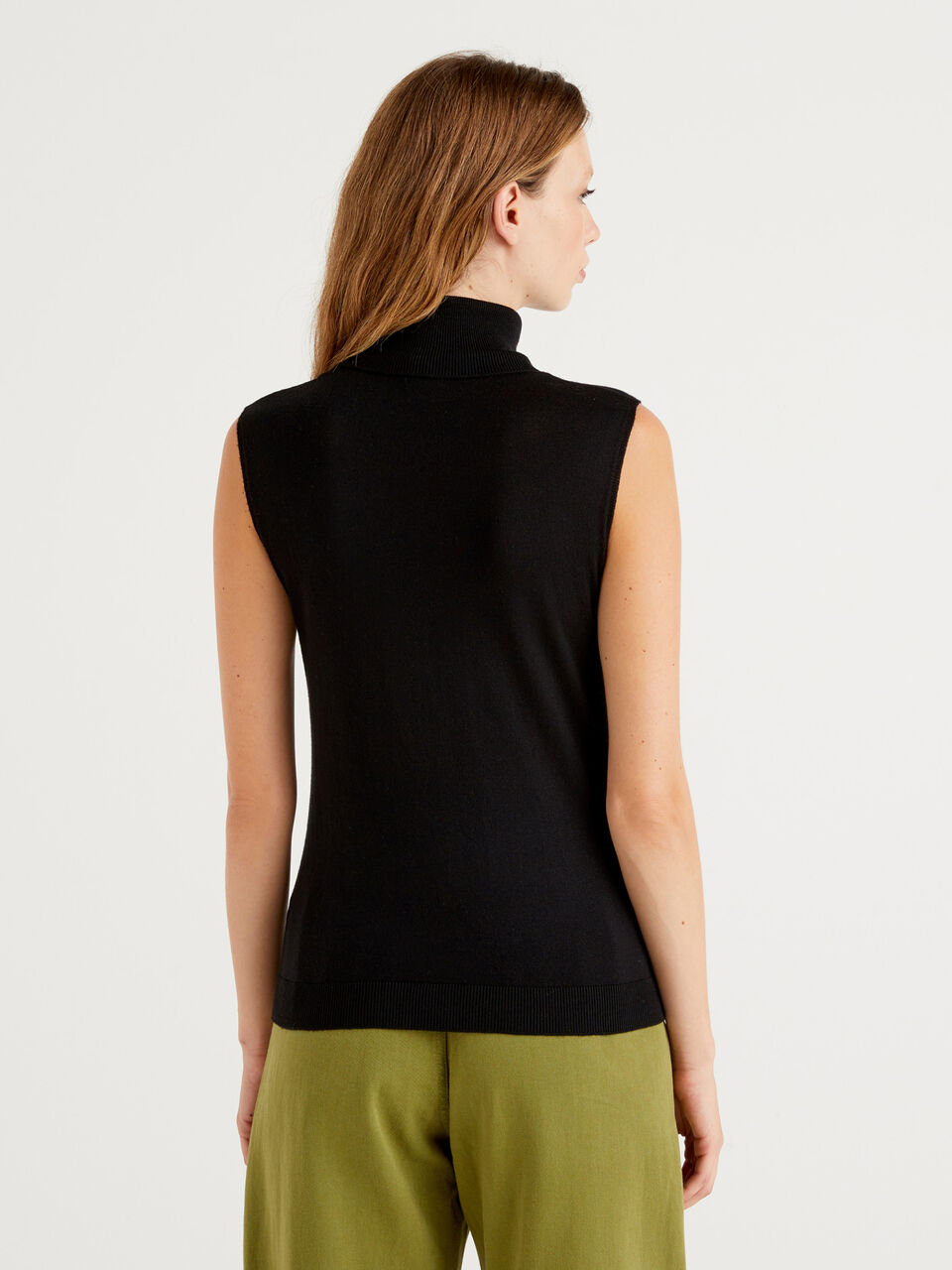 Sleeveless turtleneck in cashmere blend - Black
