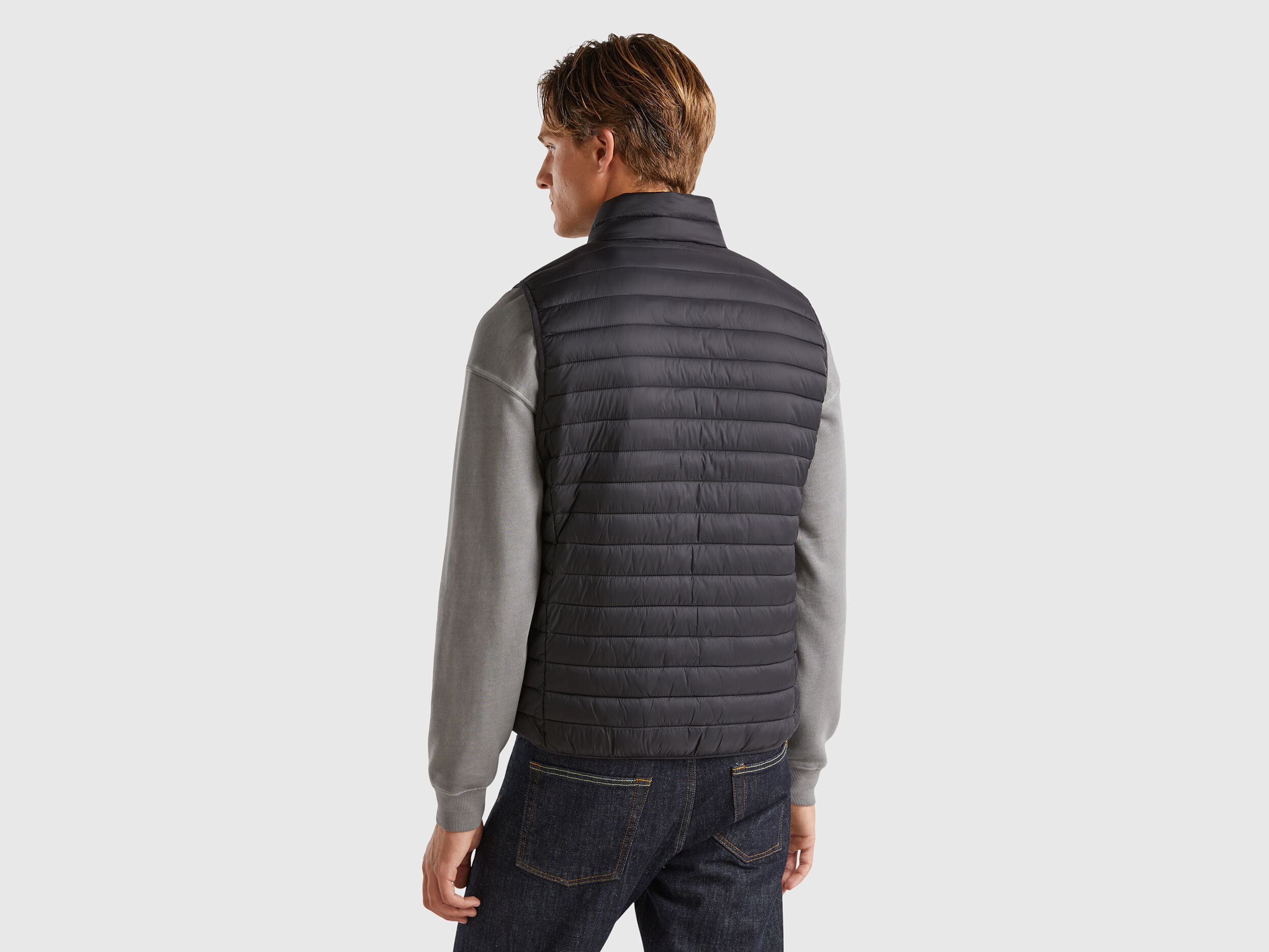 Sleeveless puffer jacket with recycled wadding - Black | Benetton