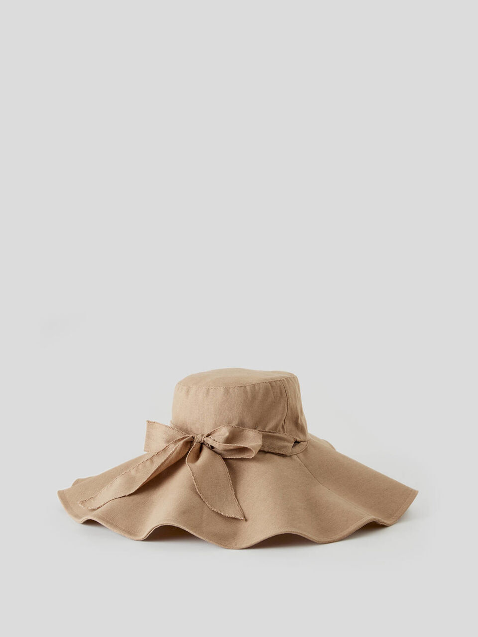 Hat with wide brim image number 2