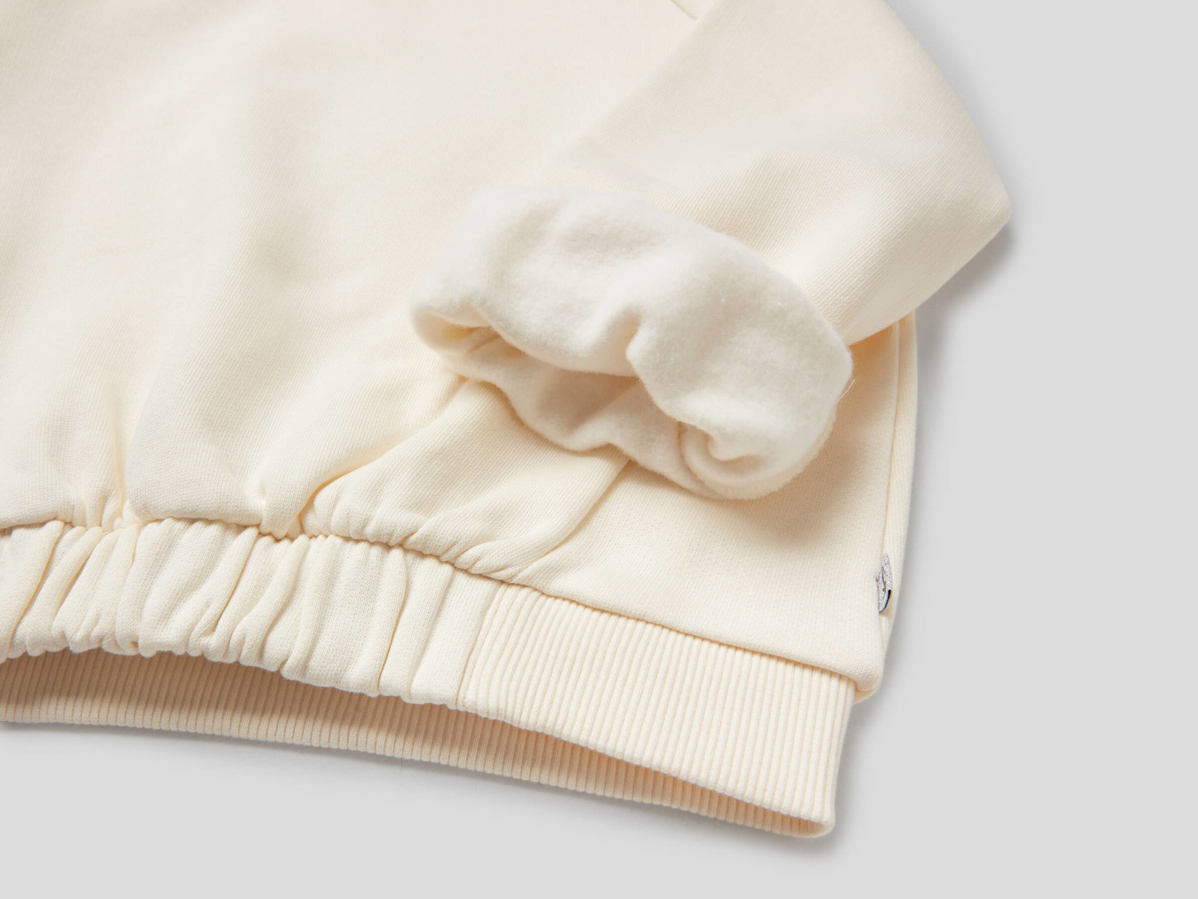 Sweatshirt with ruffled bottom image number null