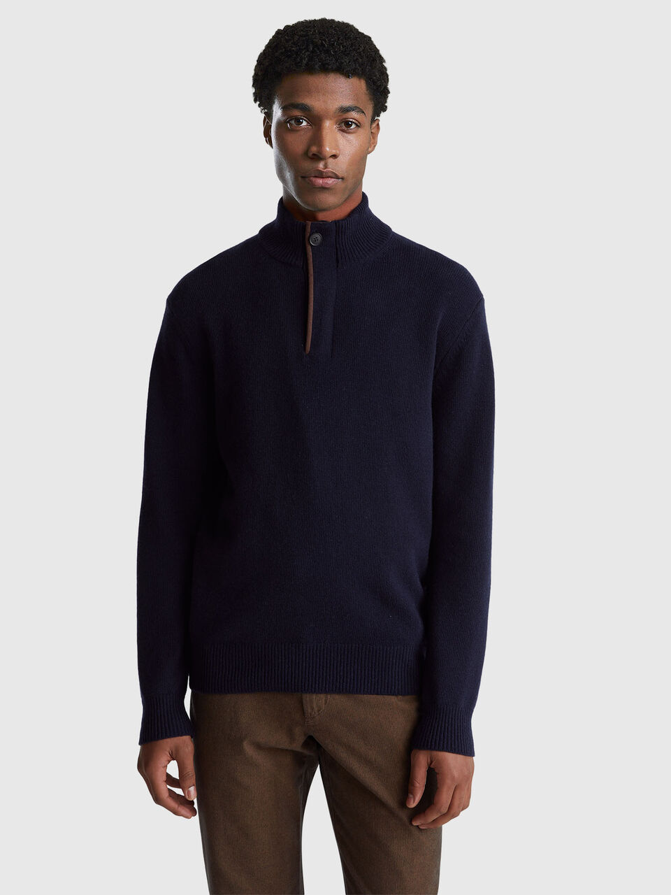 TURTLE NECK SWEATER Hombre image number null