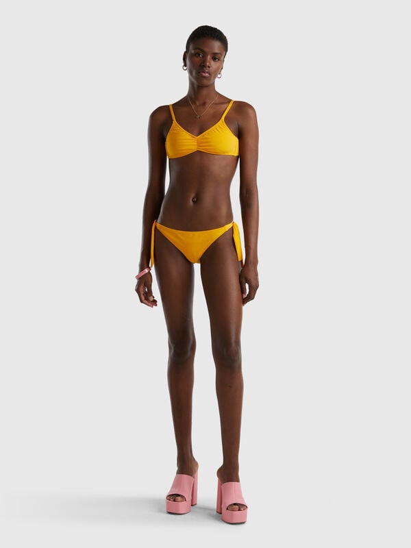 Sujetador de bikini de triángulo de ECONYL® con efecto rizo Mujer