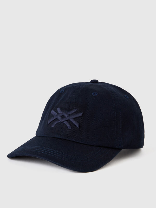 Gorra azul oscuro con logotipo bordado
