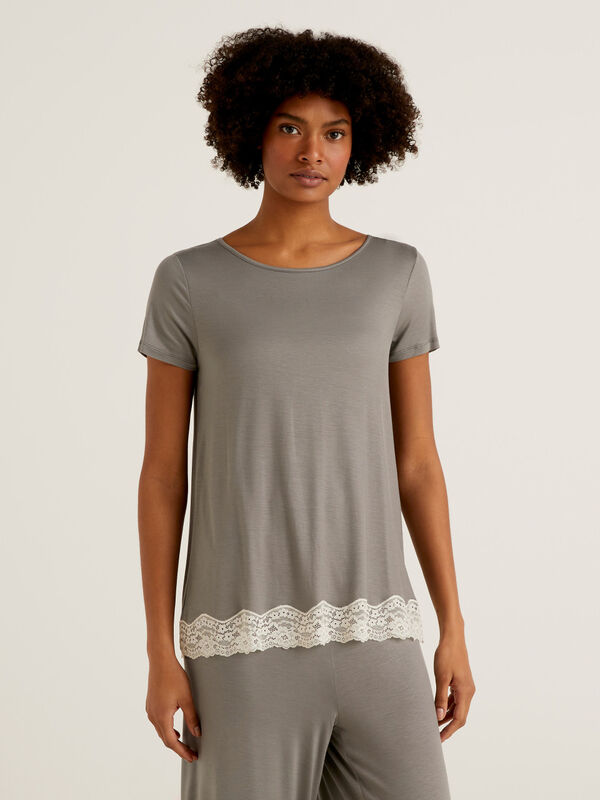 Flowy short sleeve t-shirt with lace Women