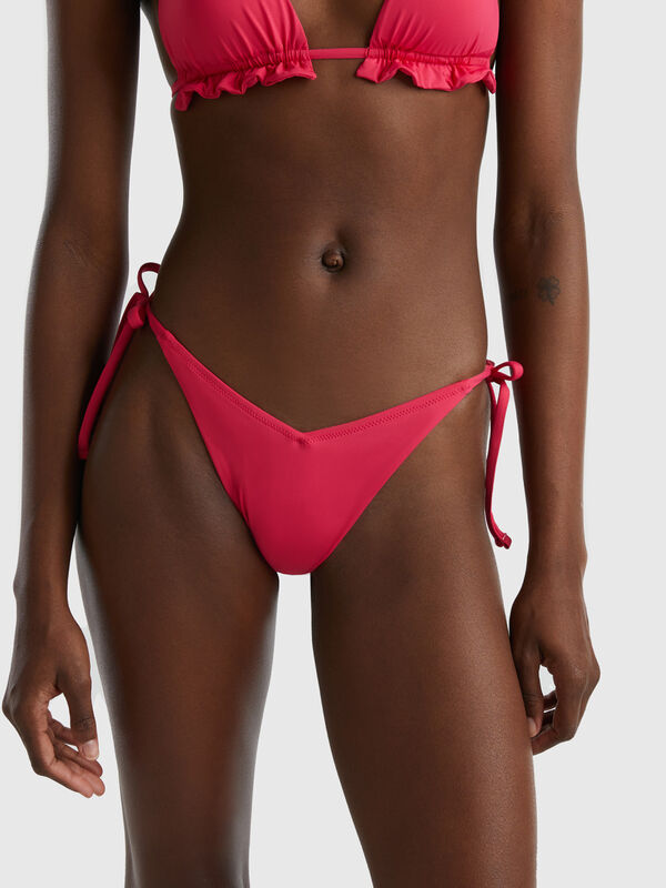 V-shaped swim bottoms in ECONYL® Women