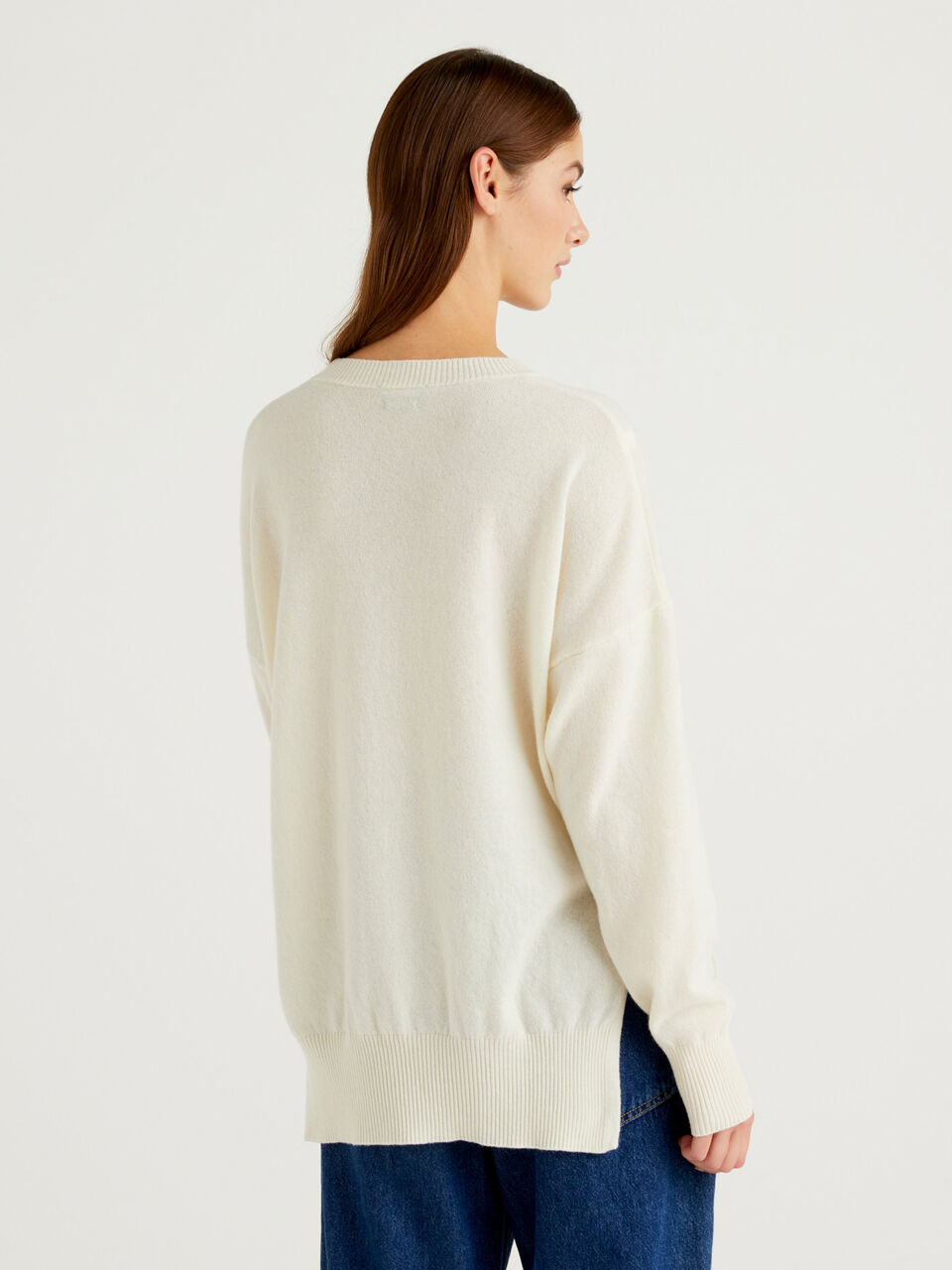 Oversized sweater with slits - Creamy White | Benetton
