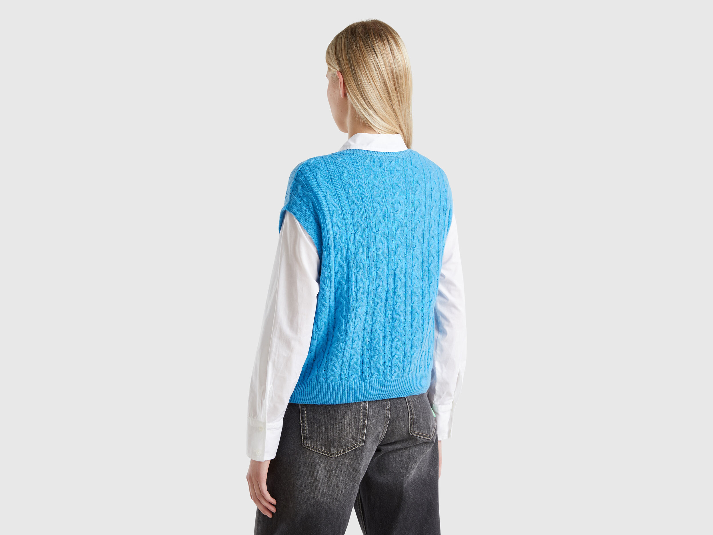 Boxy fit vest with cable knit and perforations - Light Blue | Benetton