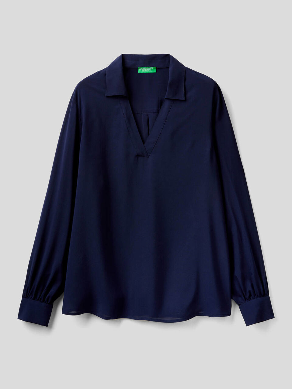 Camisa fluida con escote de pico image number 1