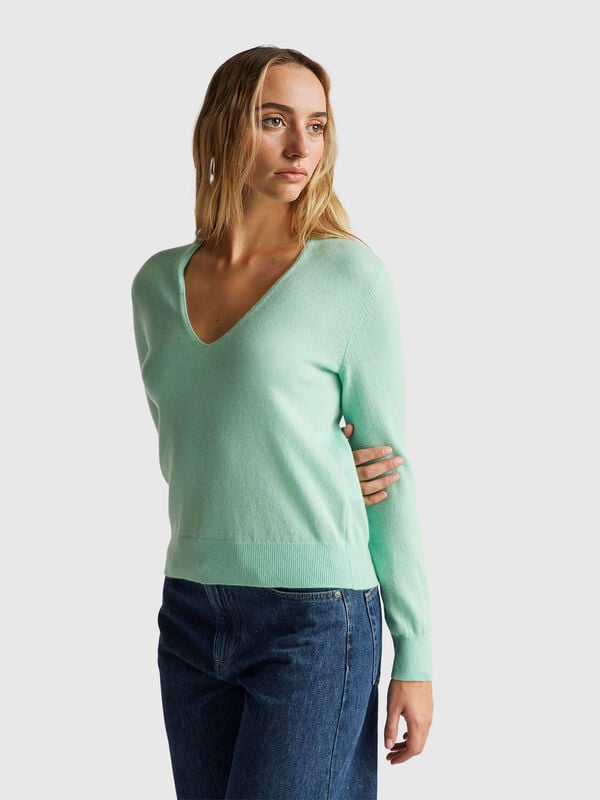 Suéter verde claro con cuello en V en pura lana merino Suéter verde claro con cuello en V en pura lana merino Mujer