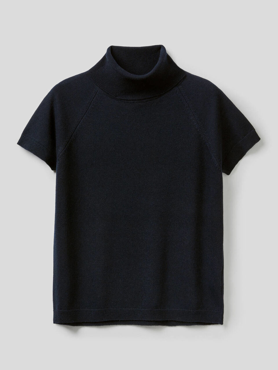 Short sleeve turtleneck in cashmere and wool blend image number 1