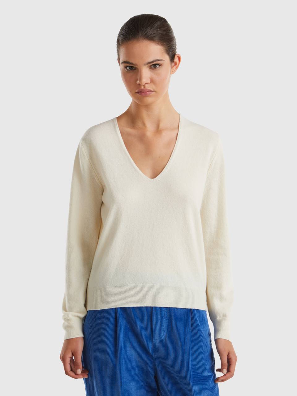 Cream V neck sweater in pure Merino wool Creamy White Benetton