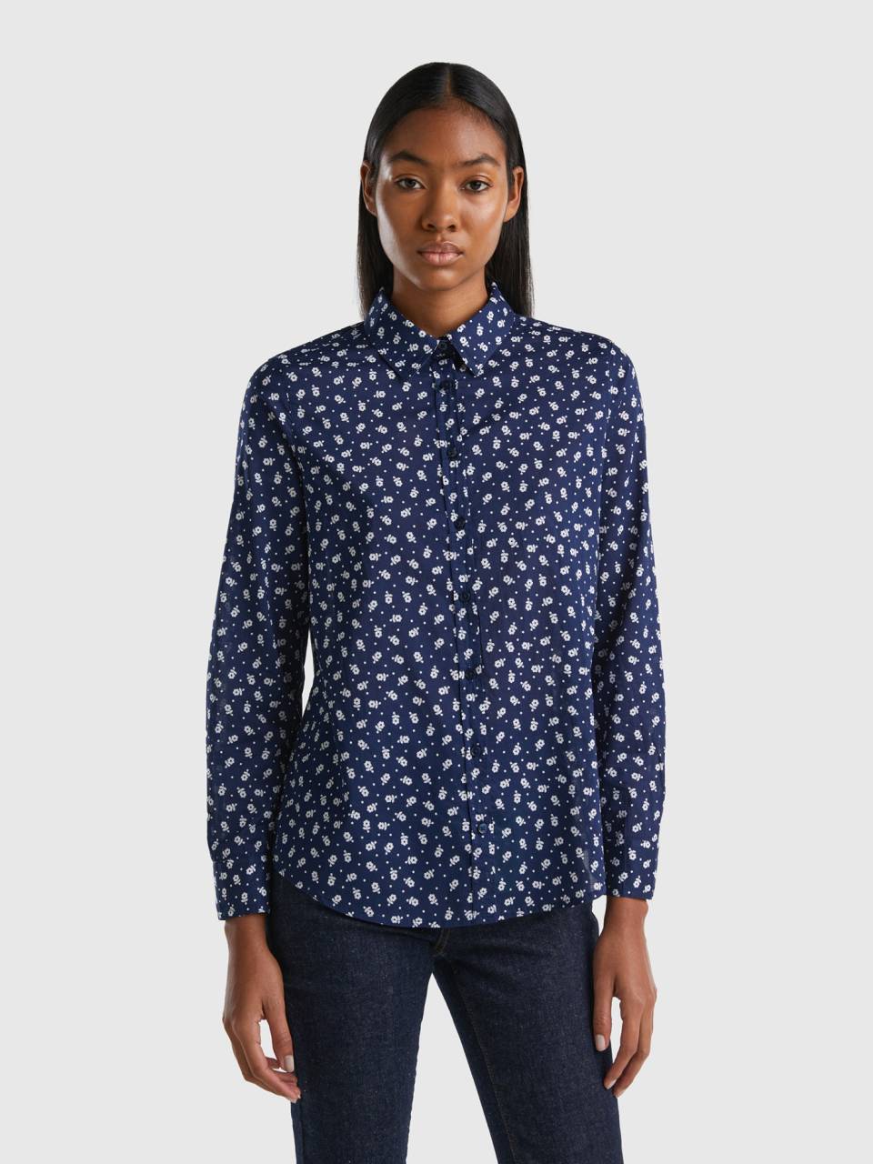 Camisa azul shop con flores